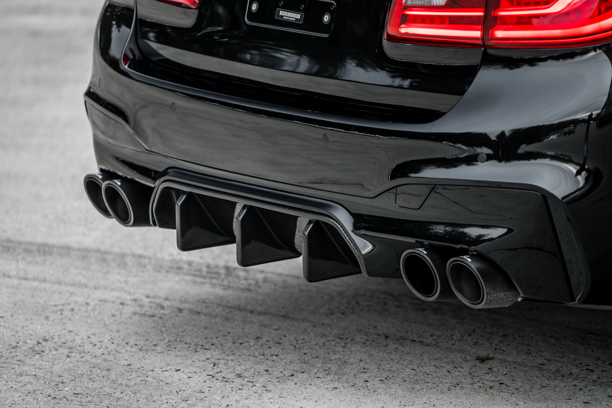 Выхлоп бмв м5. BMW m5 f90 карбон. BMW m5 f90 Diffuser. Карбоновый диффузор BMW m5 f10. BMW f90 m5 задний диффузор.